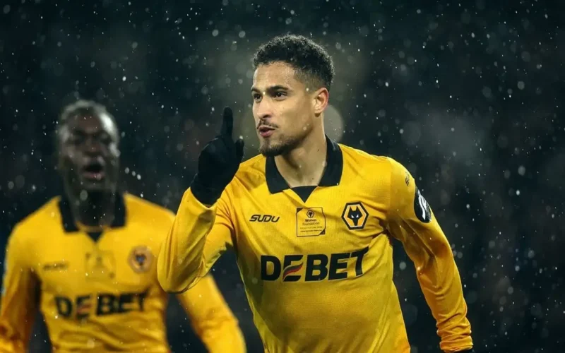 هزيمة أستون فيلا المفاجئة تمنح مانشستر يونايتد فرصة ذهبية لتعزيز موقعه بالدوري